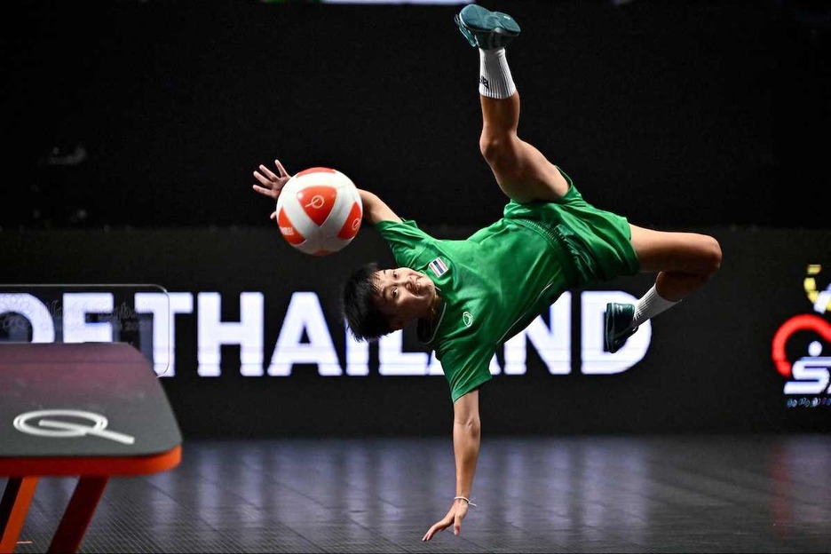 La tailandesa Jutatip Kuntatong golpea el balón de manera acrobática.