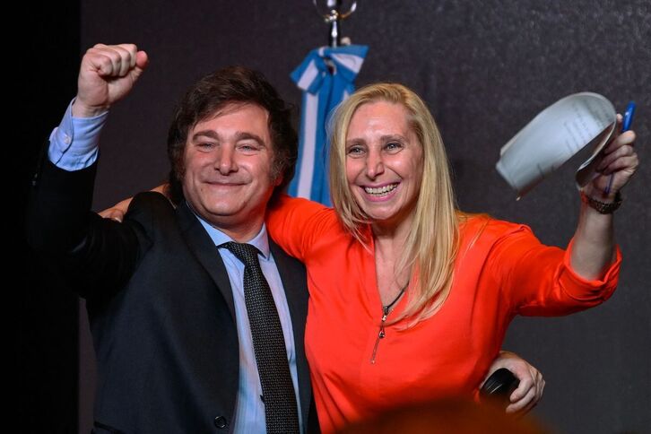 Javier Milei, con su hermana Karina, que será su secretaria general de Presidencia, tras el triunfo electoral .