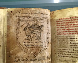 En la imagen de la izquierda, peculiar león que aparece en el escudo que preside una copia del Privilegio de la Unión realizada en formato libro en 1533. En la de la derecha, escudo republicano que preside la puerta principal de la plaza de toros.