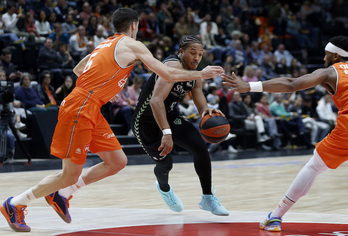 La verticalidad de Pantzar no encontró respuesta por parte de Valencia Basket.