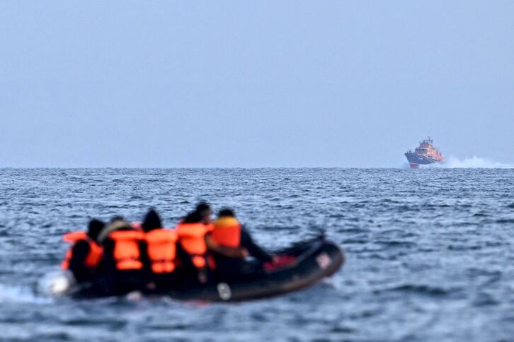 Un barco acude a socorrer a migrantes en el canal de La Mancha.