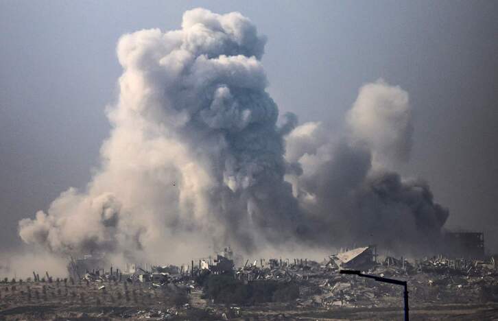 Imagen de una explosión este lunes en las franja de Gaza.