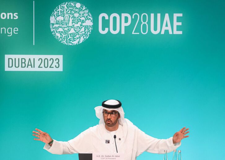 Sultan al-Yaber, COP28ko presidentea eta Adnoc enpresako burua, polemika sortu zuen adierazpenak argitzeko prentsaurrekoan.