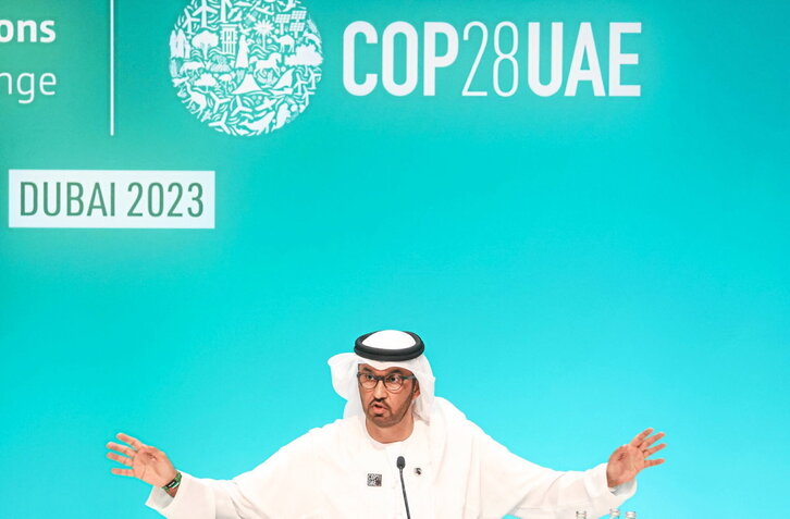 Sultan al-Yaber, COP28ko presidentea eta Adnoc enpresako burua, polemika sortu zuen adierazpenak argitzeko prentsaurrekoan.