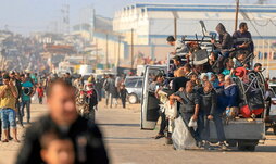 Palestinos huyen de la ciudad de Jan Yunis hacia Rafah, tras los bombardeos y nuevas amenazas israelíes.