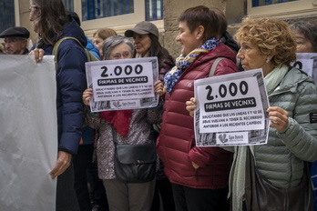 Las firmas recogidas en Egia contra el cambio del recorrido de los autobuses se han entregado en el Registro del Ayuntamiento de Donostia. 