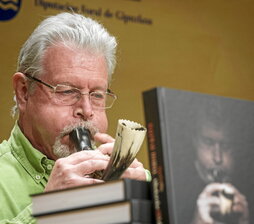 Alan Griffin, en 2016, durante la presentación en Donostia de su libro sobre la alboka.