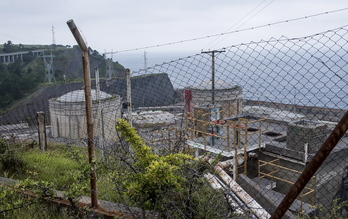 Instalaciones abandonadas de la central nuclear de Lemoiz, cuya vigilancia, mantenimiento y demolición paga Lakua.