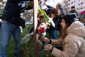 Asistentes al acto depositan flores en el monolito que recuerda a Karmele Solaguren.