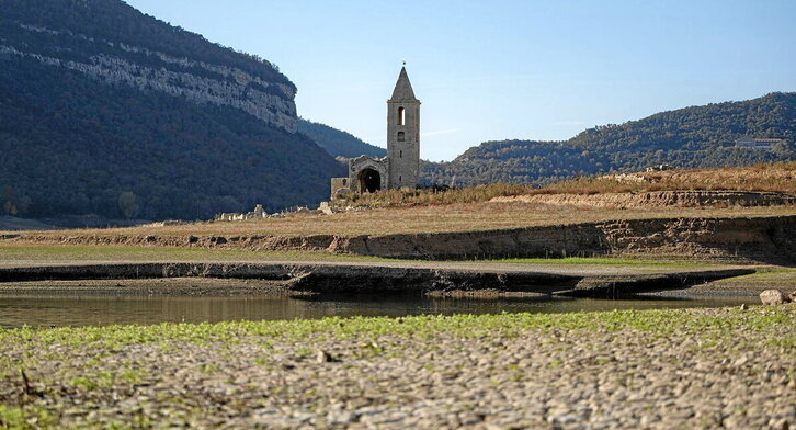 Imagen del pantano de Sau, con la iglesia de Sant Romá al fondo, a finales de noviembre.