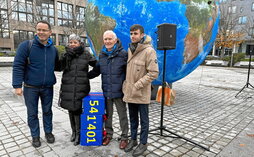 Juan Cuatrecasas, a la derecha, junto a otros supervivientes en Bruselas, antes de la presentación de las firmas.