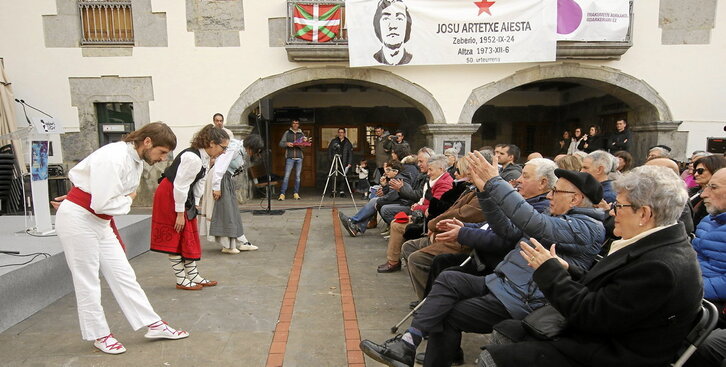 Saludo a los familiares de Josu Artetxe, presentes en el acto organizado por la fundación Egiari Zor en Zeberio.