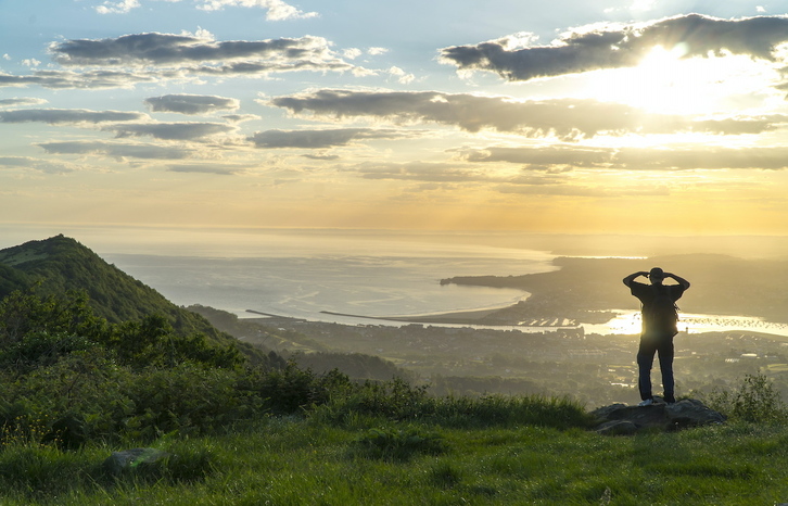 Se reanuda la búsqueda en Jaizkibel; en la imagen, panorámica desde el alto con la bahía de Txingudi al fondo.