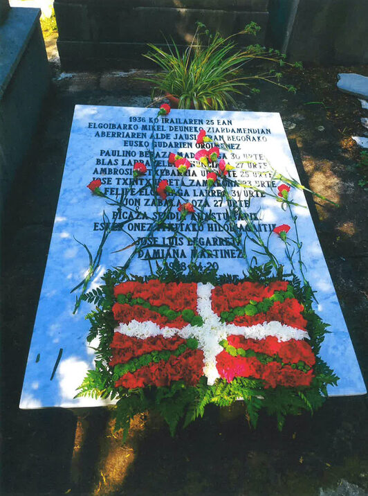Lápida que recuerda a los seis gudaris enterrados en la sepultura del cementerio de Derio.