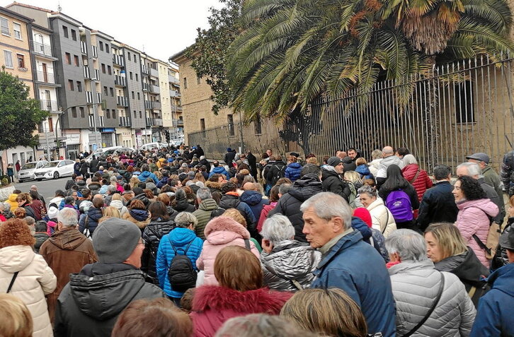 Cientos de manifestantes denunciaron ayer la decisión de suspender los partos en el hospital de Lizarra.