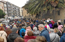 Cientos de manifestantes denunciaron ayer la decisión de suspender los partos en el hospital de Lizarra.