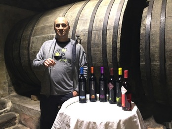 Raúl Lezaun muestra la gama de vinos que elabora junto a su hermano Edorta. 