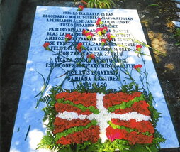Lápida que recuerda a los seis gudaris enterrados en Derio.