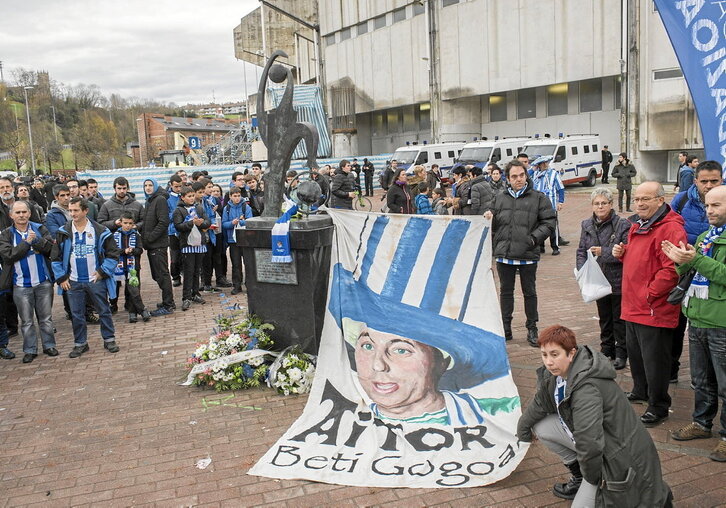 Los aficionados de la Real y los integrantes de la Peña Izar han recordado todos los años a Aitor Zabaleta en el monolito levantado en su honor junto al campo de Anoeta.