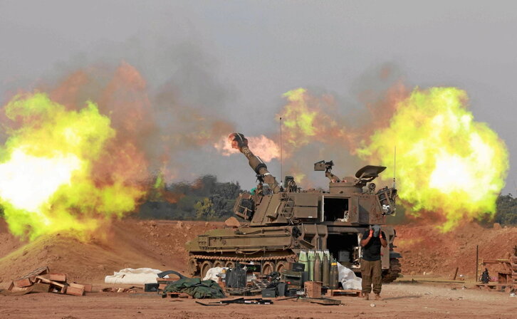 Fuerzas israelíes disparan artillería contra Gaza.