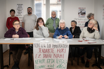 Representantes del colectivo Etorkinekin durante la rueda de prensa celebrada el 5 de diciembre para presentar la dinámica de movilización.