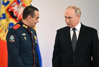 Vladimir Putin, Errusiako presidentea, militarrei kondekorazioak emateko ekitaldian. 