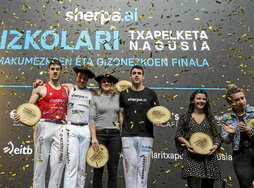 Sherpa.ai aizkolari txapelketako podiuma; erdian, Mikel Larrañaga eta Nerea Arruti txapeldunak.