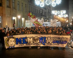 Una pancarta con el lema «Memoria dugulako gara» encabezó la manifestación.