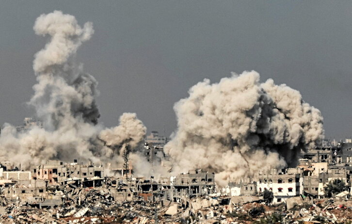 Columnas de humo tras un bombardeo israelí en el norte de Gaza.