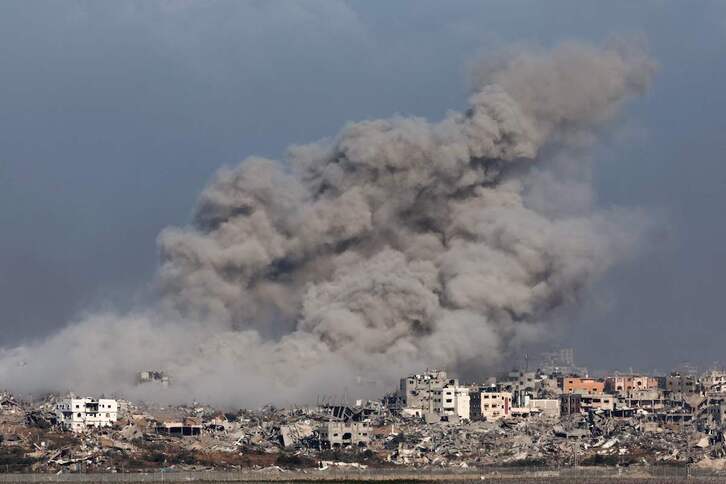 Una imagen de los bombardeos en Gaza tomada este sábado desde territorio del Estado de Israel.