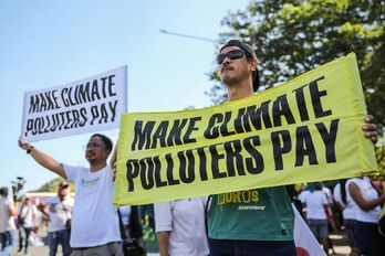 Protesta Filipinetan, Dubain egiten ari den COP28ko agintariei eskatzeko kutsatzaileei ordainarazi diezaiotela.