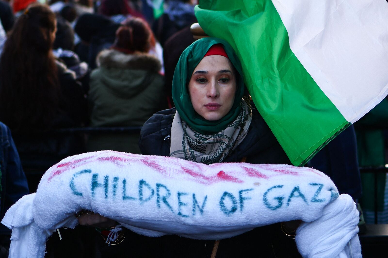 Una mujer asiste a una Marcha Nacional por Palestina en el centro de Londres. (Henry NICHOLLS/AFP)