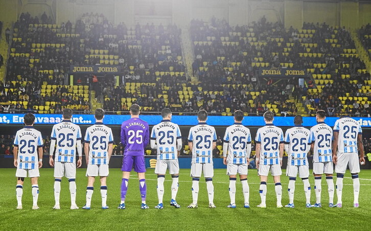 Los jugadores de la Real, con el nombre de Aitor Zabaleta y el número 25 antes del inicio del encuentro.