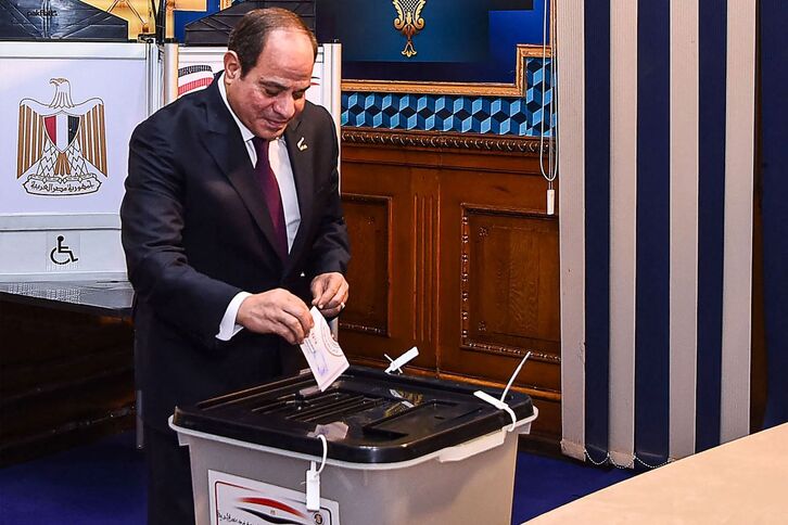 Foto de archivo difundida por la Presidencia egipcia muestra al presidente egipcio Abdel Fattah al-Sisi depositando su voto en el colegio Mustafa Yousry Emmera de El Cairo.