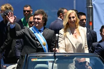 El nuevo presidente argentino Javier Milei saluda a la multitud junto a su hermana Karina Milei.