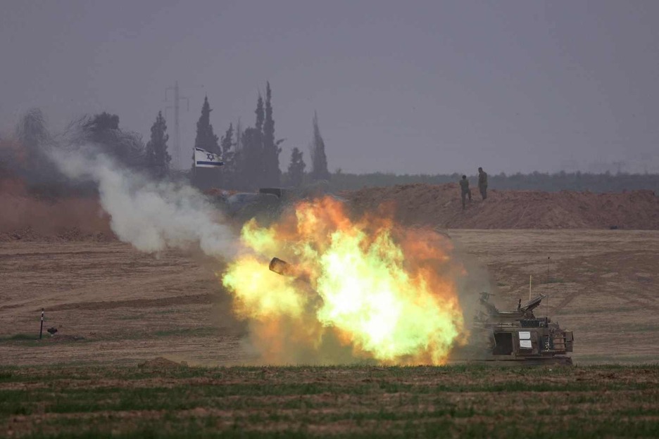 Un obús de artillería autopropulsado del ejército israelí dispara desde una posición cercana a Gaza.