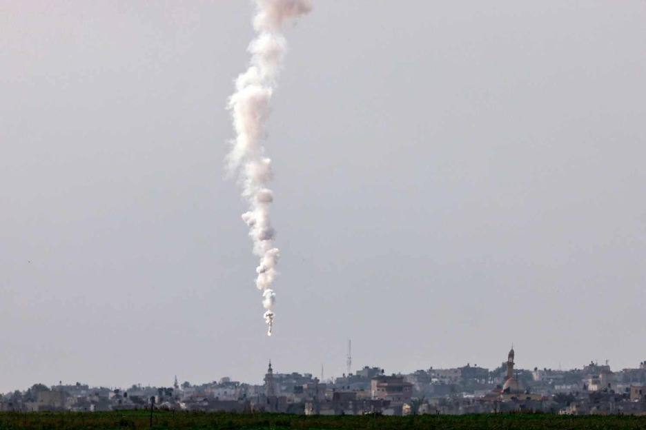 Una imagen tomada desde el sur de Israelmuestra una bengala lanzada por las tropas israelíes que cae sobre Jan Yunis, Palestina.
