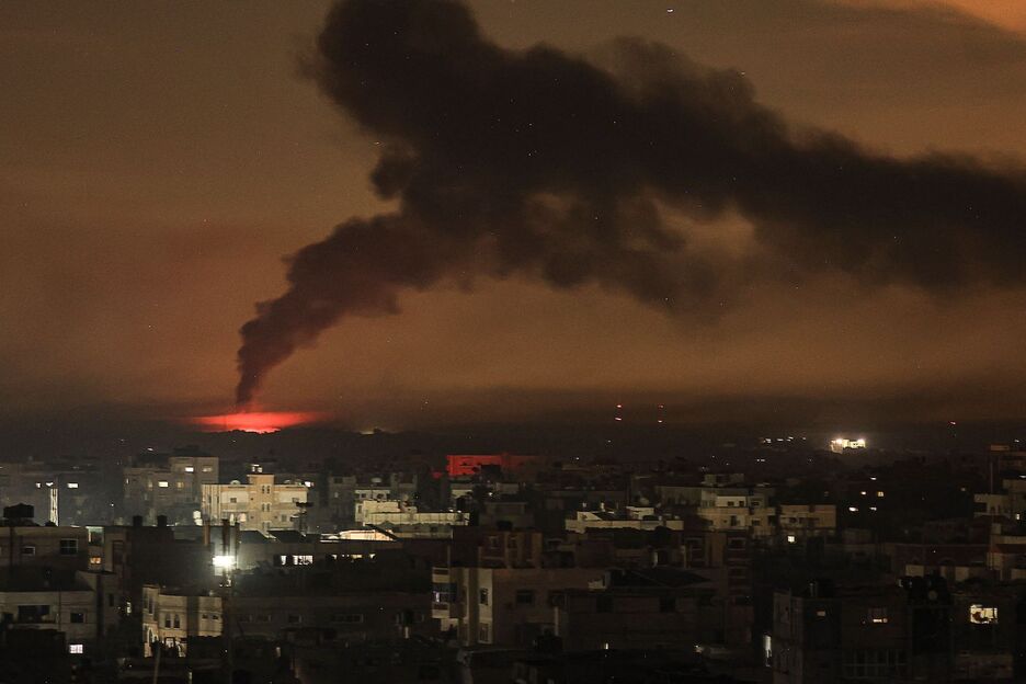 Fotografía tomada desde Rafah que muestra una nube de humo tras el bombardeo israelí de Jan Yunis.