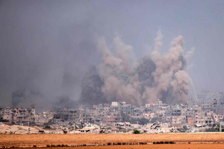Una imagen tomada desde el sur de Israel muestra humo que se eleva sobre la parte norte del enclave palestino.