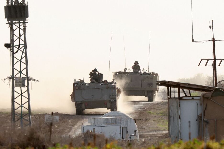 Más vehículos blindados del ejército israelí avanzan por un campo cercano a Gaza.