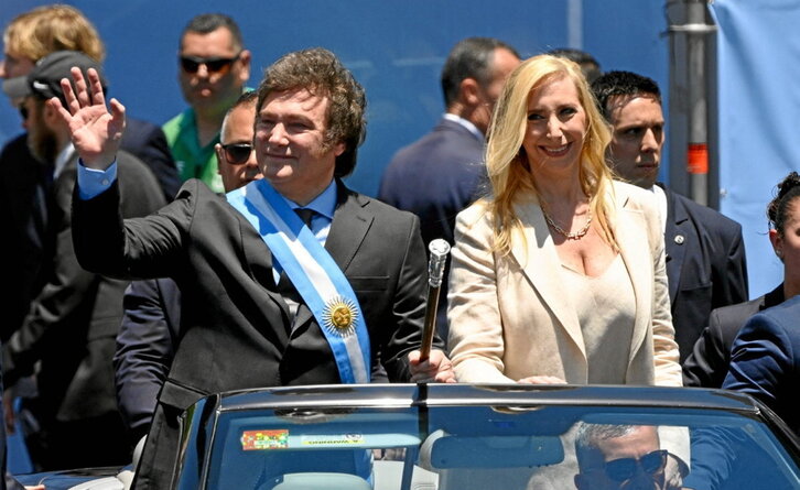 Javier Milei, junto a su hermana Karina, en el coche oficial que les condujo a la Casa Rosada.