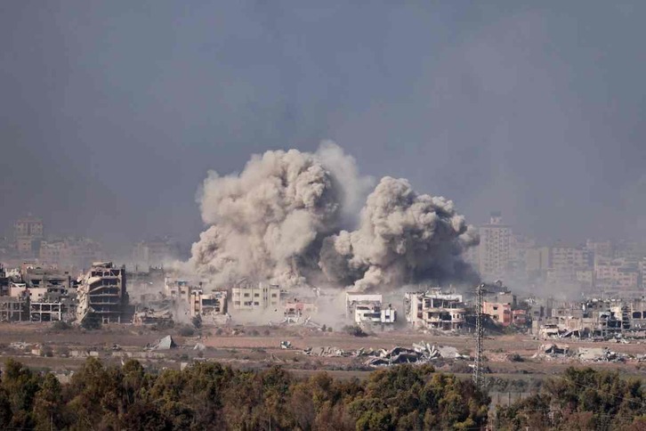 Columna de humo durante un bombardeo israelí en el norte de Gaza.