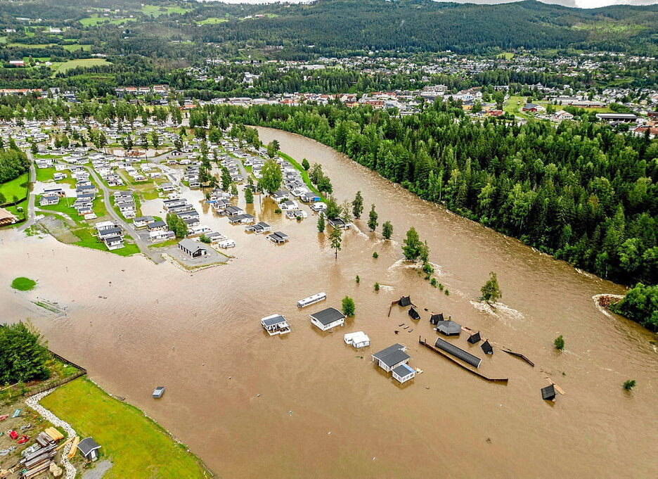 Un camping noruego inundado, en pleno agosto, tras desbordarse el río Dokka.
