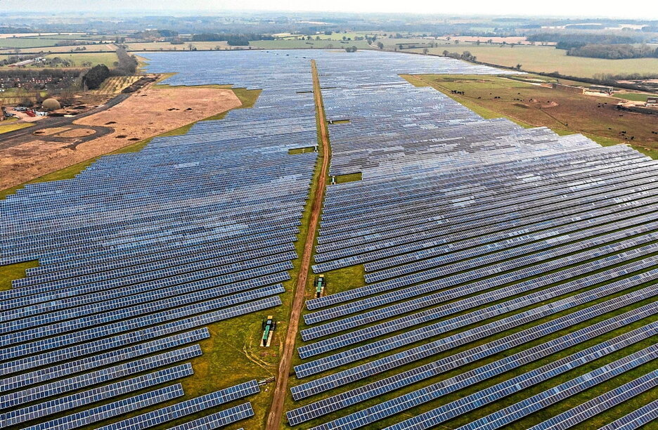 Paneles solares en la granja West Raynham en Fakenham, este de Inglaterra.