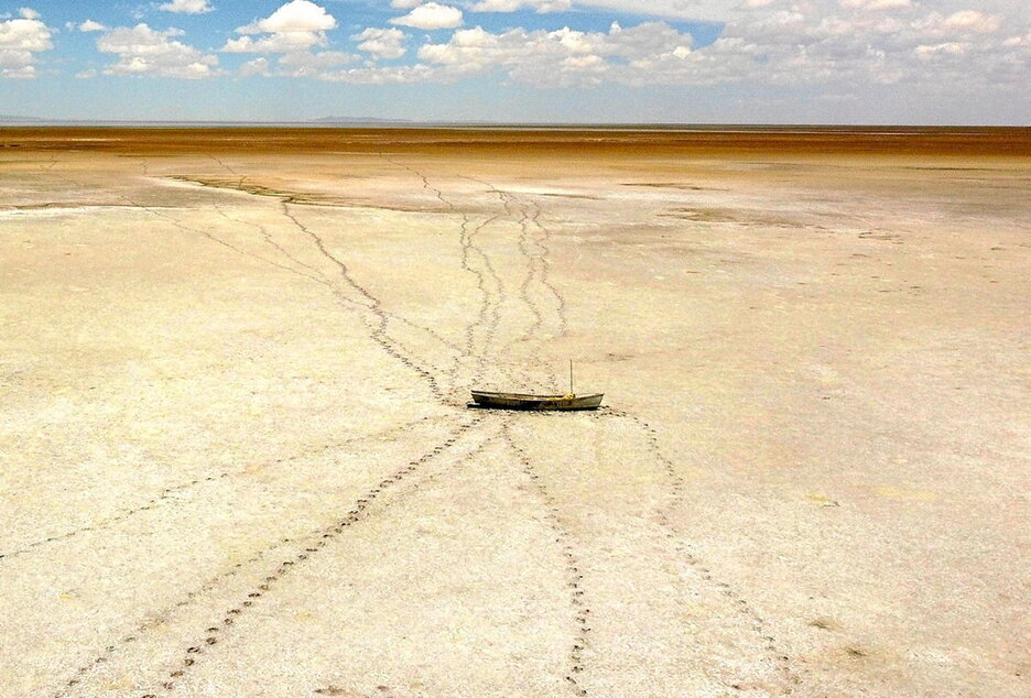 Una barca abandonada en el antiguo lago Poopó, en Bolivia, luego convertido en un desierto.