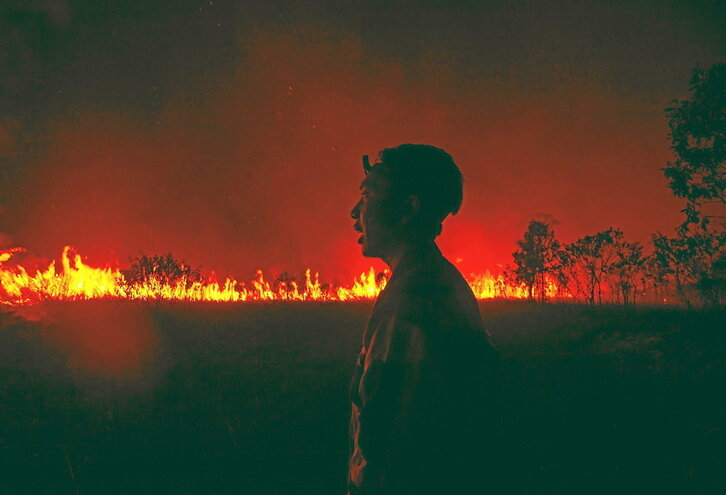 Un bombero intentando extinguir un incendio forestal en Sumatra.