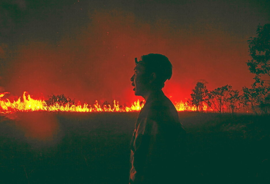 Un bombero intentando extinguir un incendio forestal en Sumatra. 