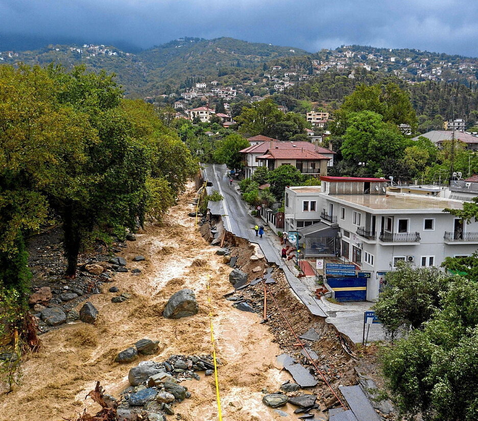Una carretera parcialmente destruida en una zona inundada en la ciudad de Volos, en Grecia.
