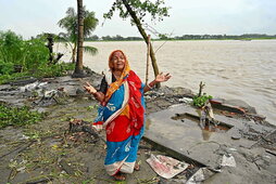 Una mujer lamenta la pérdida de su casa a orillas del río Padma, en Bangladesh.