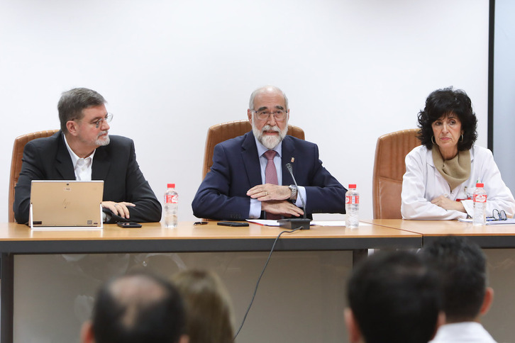 El consejero Fernando Domínguez, en el centro, flanqueado por el gerente de Osasunbidea, Jesús Alfredo Martínez, y la gerente del Área de Salud de Lizarra, María del Mar Paternain.